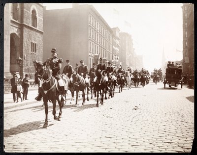 Vista del General McAlpin y John Jacob Astor liderando un desfile a caballo del personal del Gobernador en la 5ta Avenida, Nueva York, 1909 de Byron Company